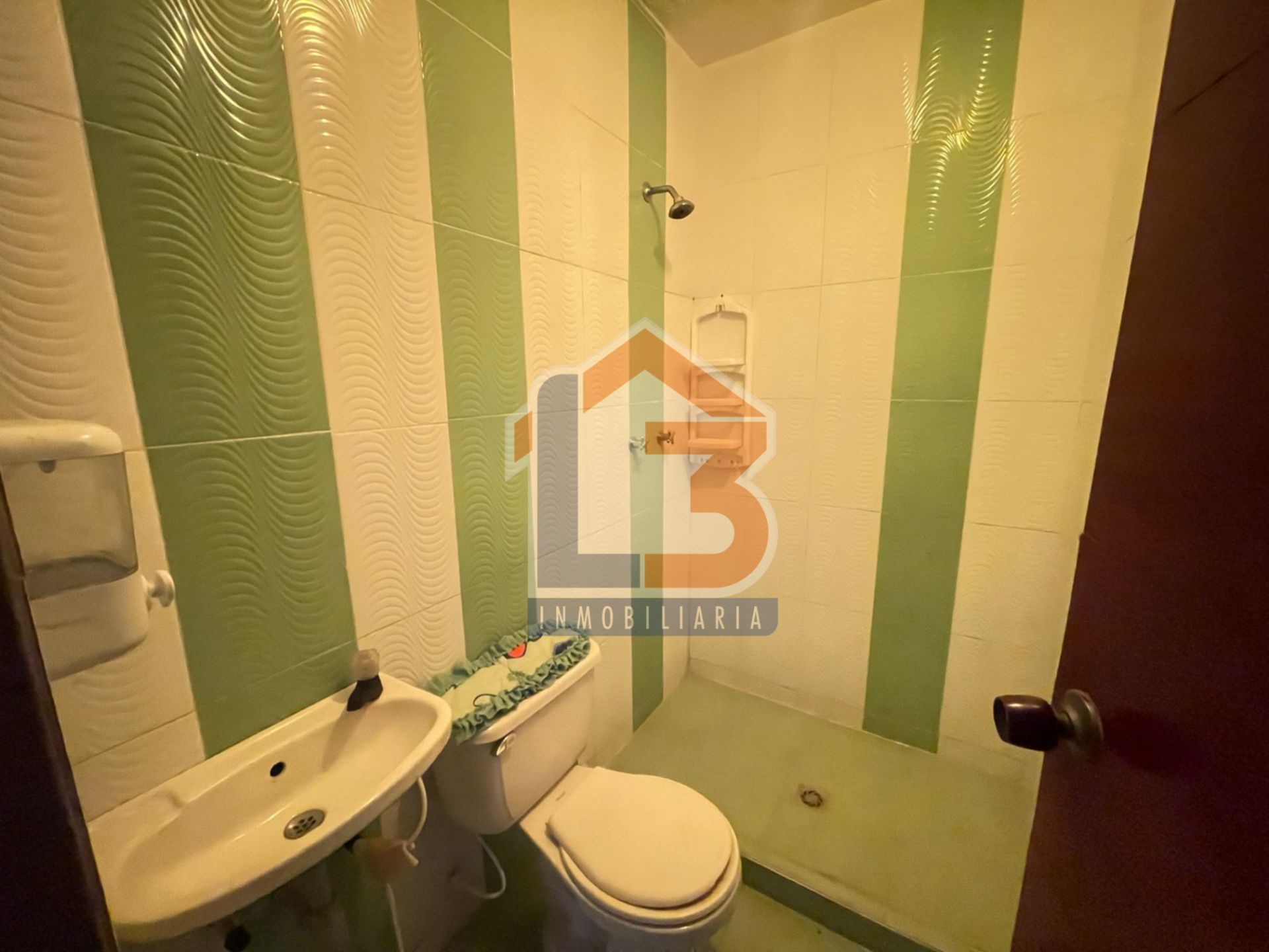 SE VENDE CASA EN EL SECTOR GRANADA 26..jpg