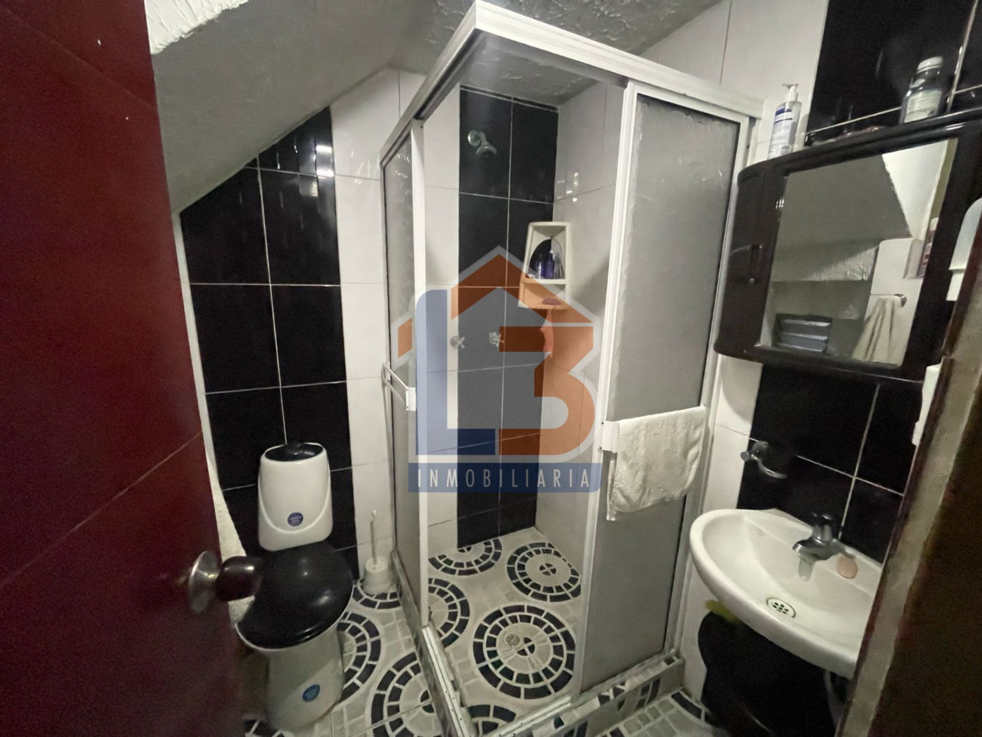 SE VENDE CASA EN EL SECTOR GRANADA 24..jpg