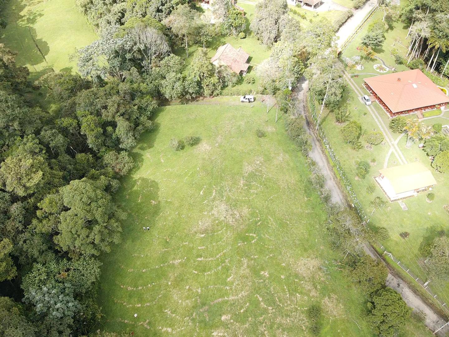 SE VENDE LOTE VÍA CIRCASIA 10..jpg