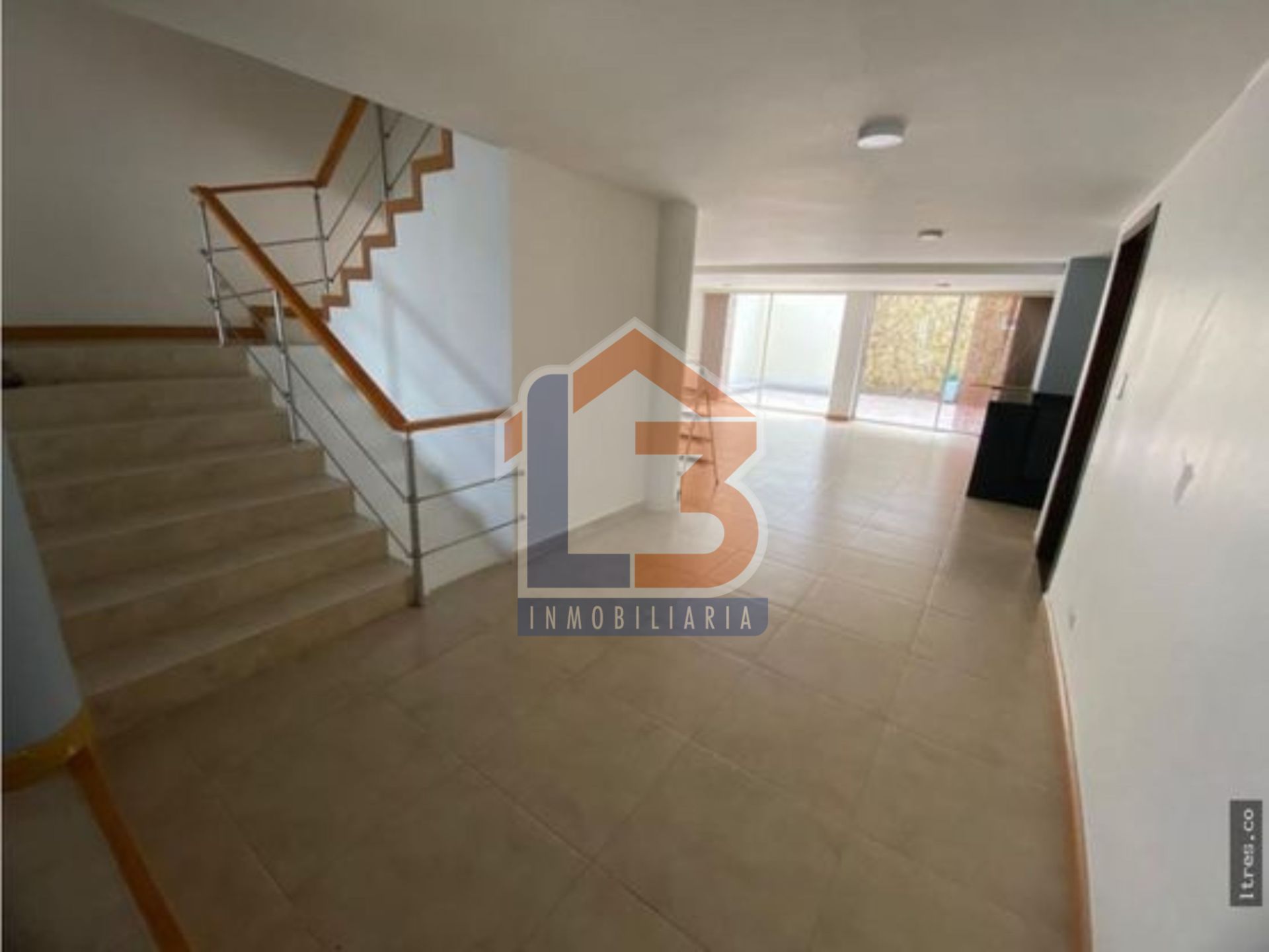 SE VENDE CASA EN LAURELES 3..jpg