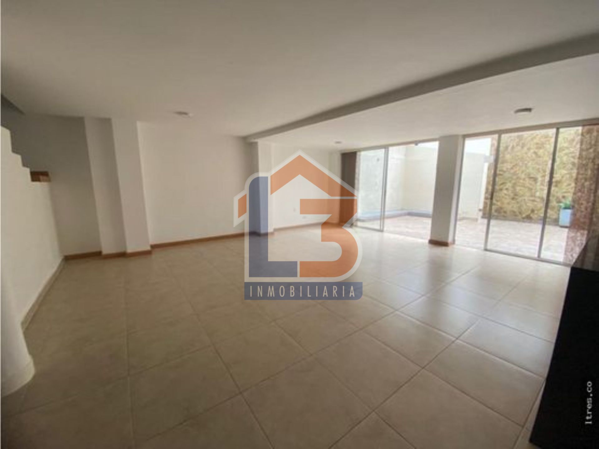 SE VENDE CASA EN LAURELES 4..jpg