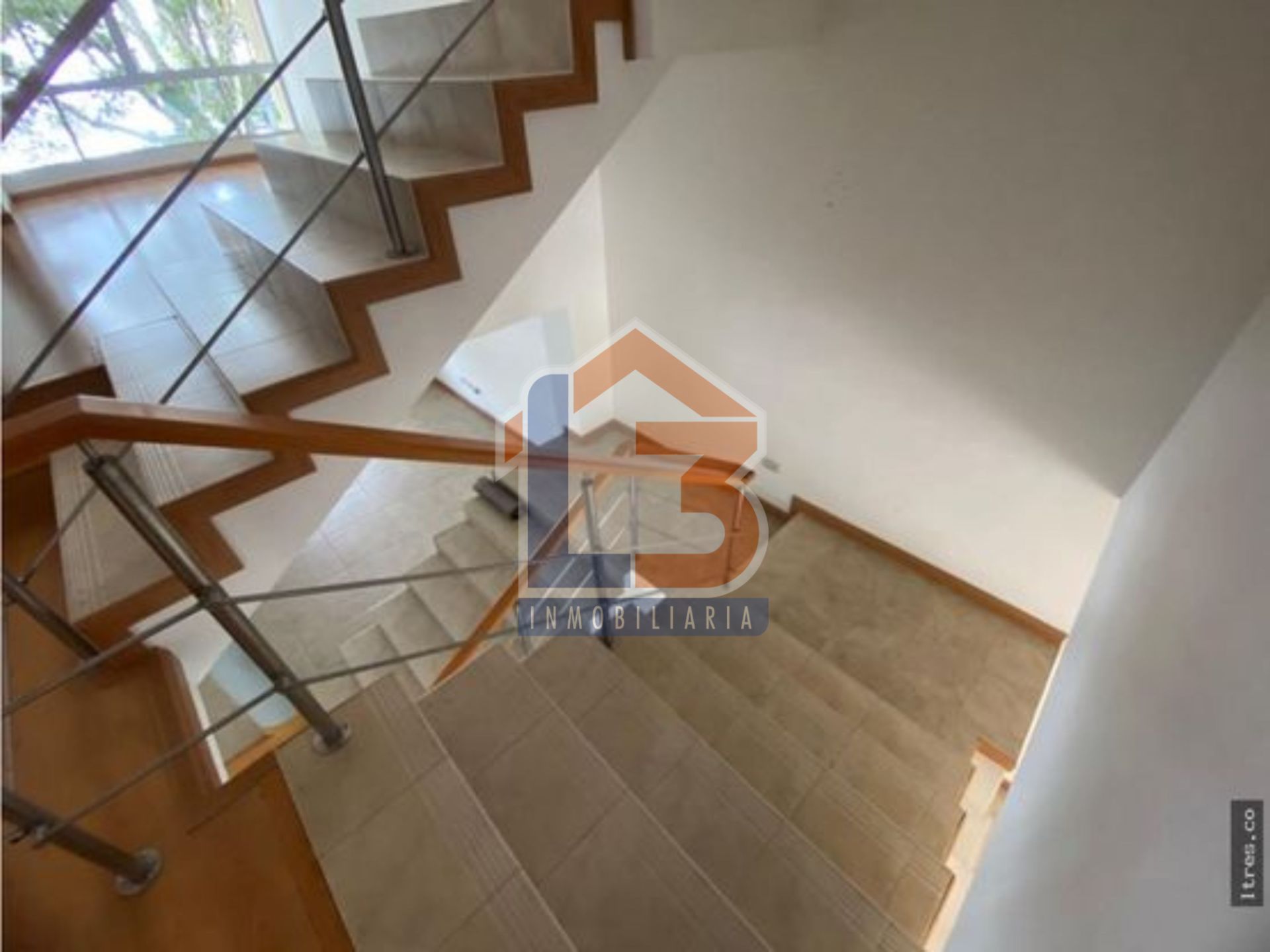 SE VENDE CASA EN LAURELES 5..jpg