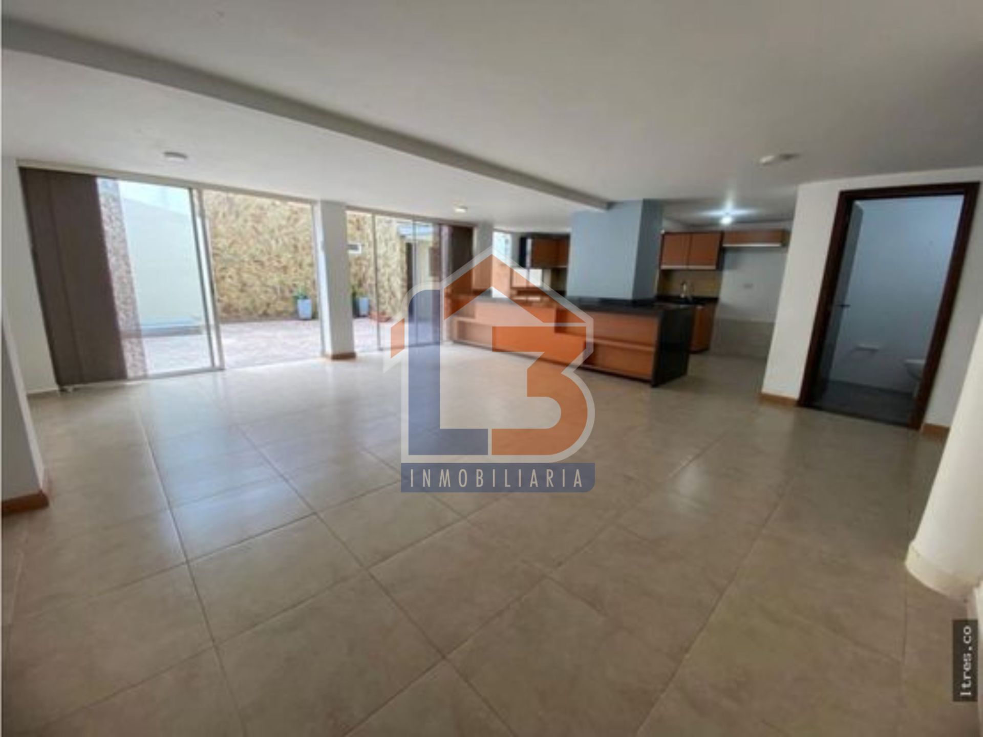 SE VENDE CASA EN LAURELES 9..jpg