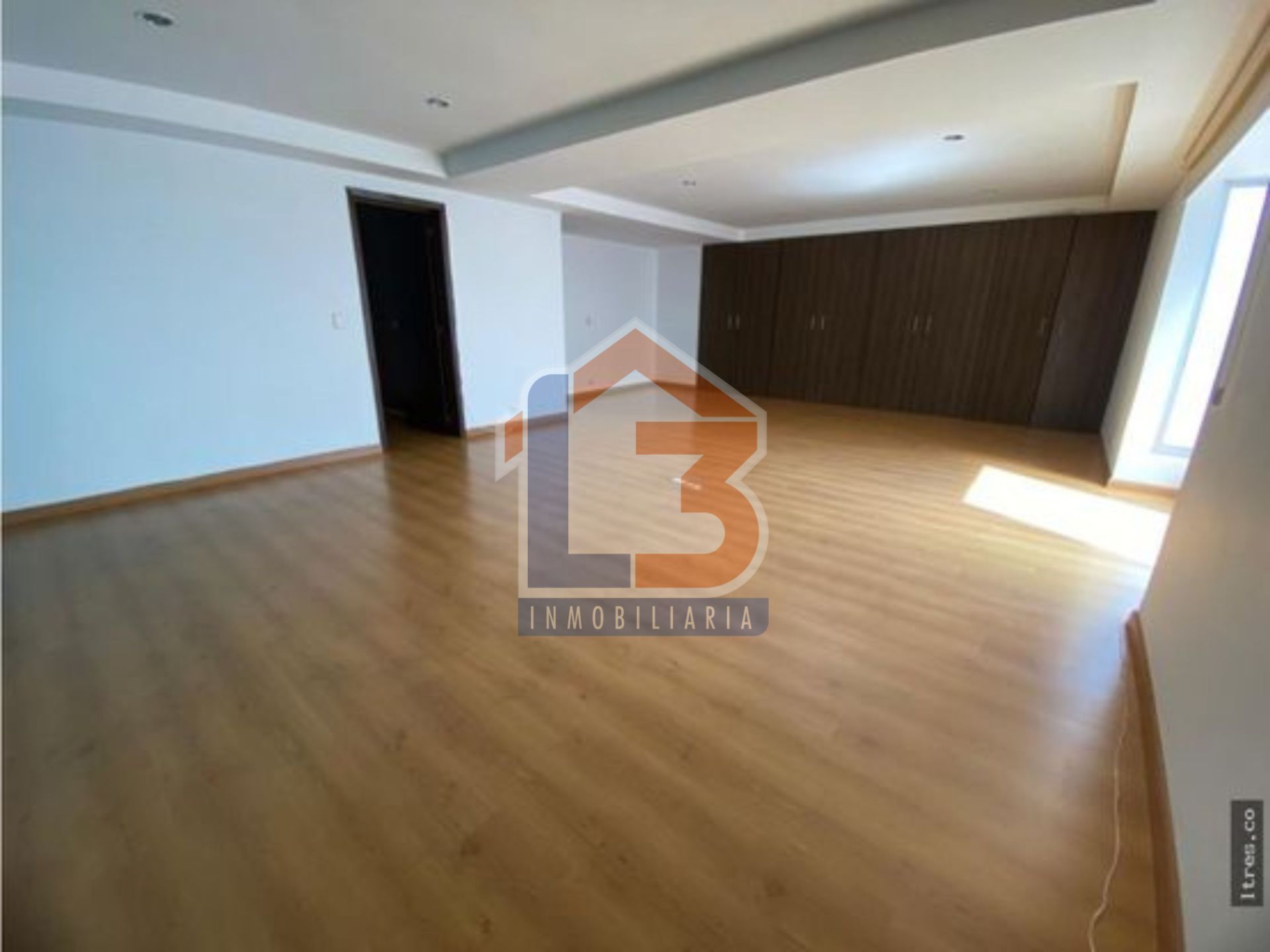 SE VENDE CASA EN LAURELES 14..jpg