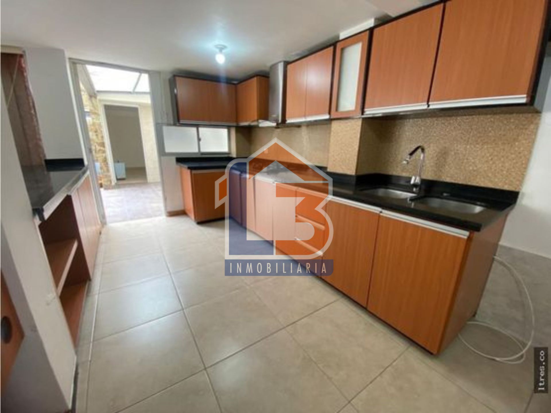 SE VENDE CASA EN LAURELES 15..jpg