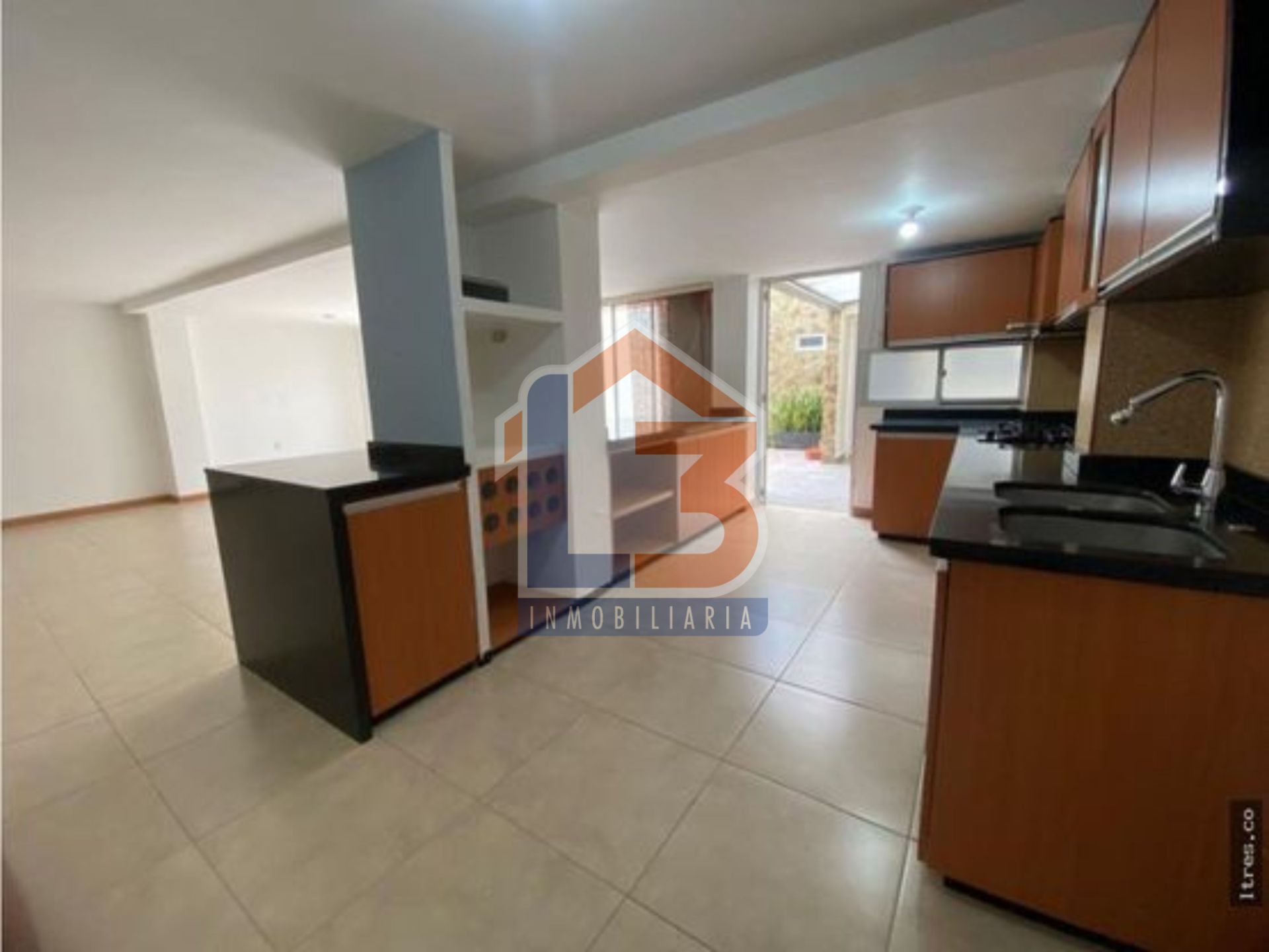 SE VENDE CASA EN LAURELES 16..jpg