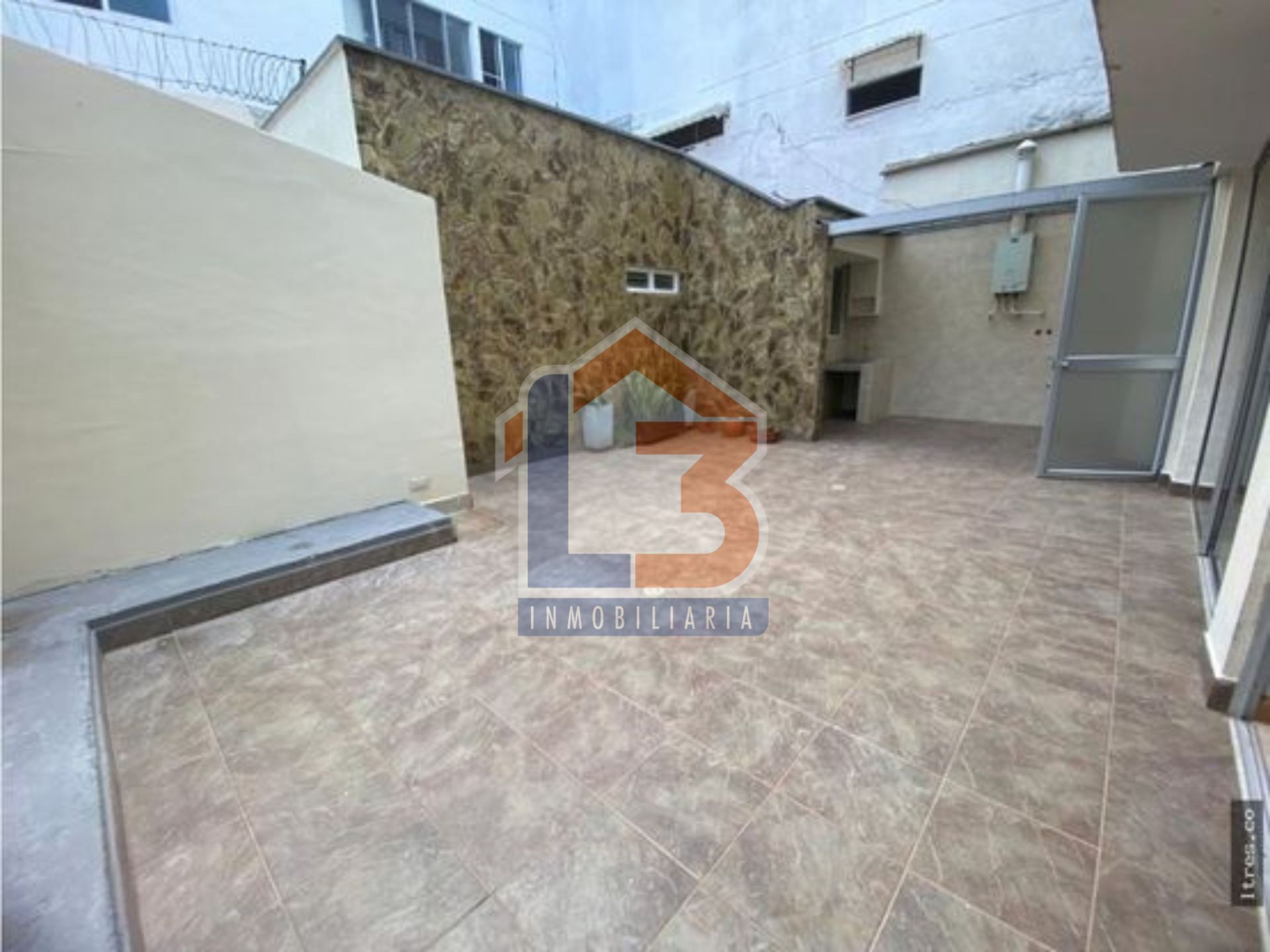 SE VENDE CASA EN LAURELES 18..jpg