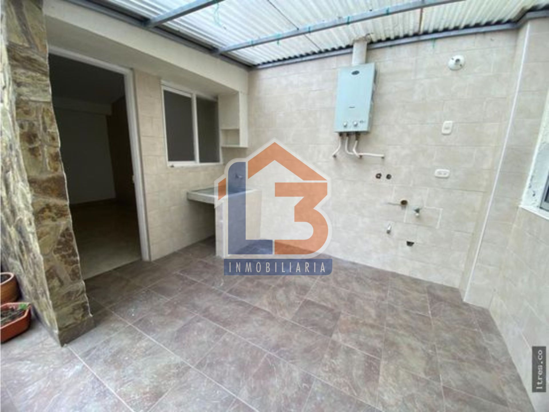SE VENDE CASA EN LAURELES 19..jpg