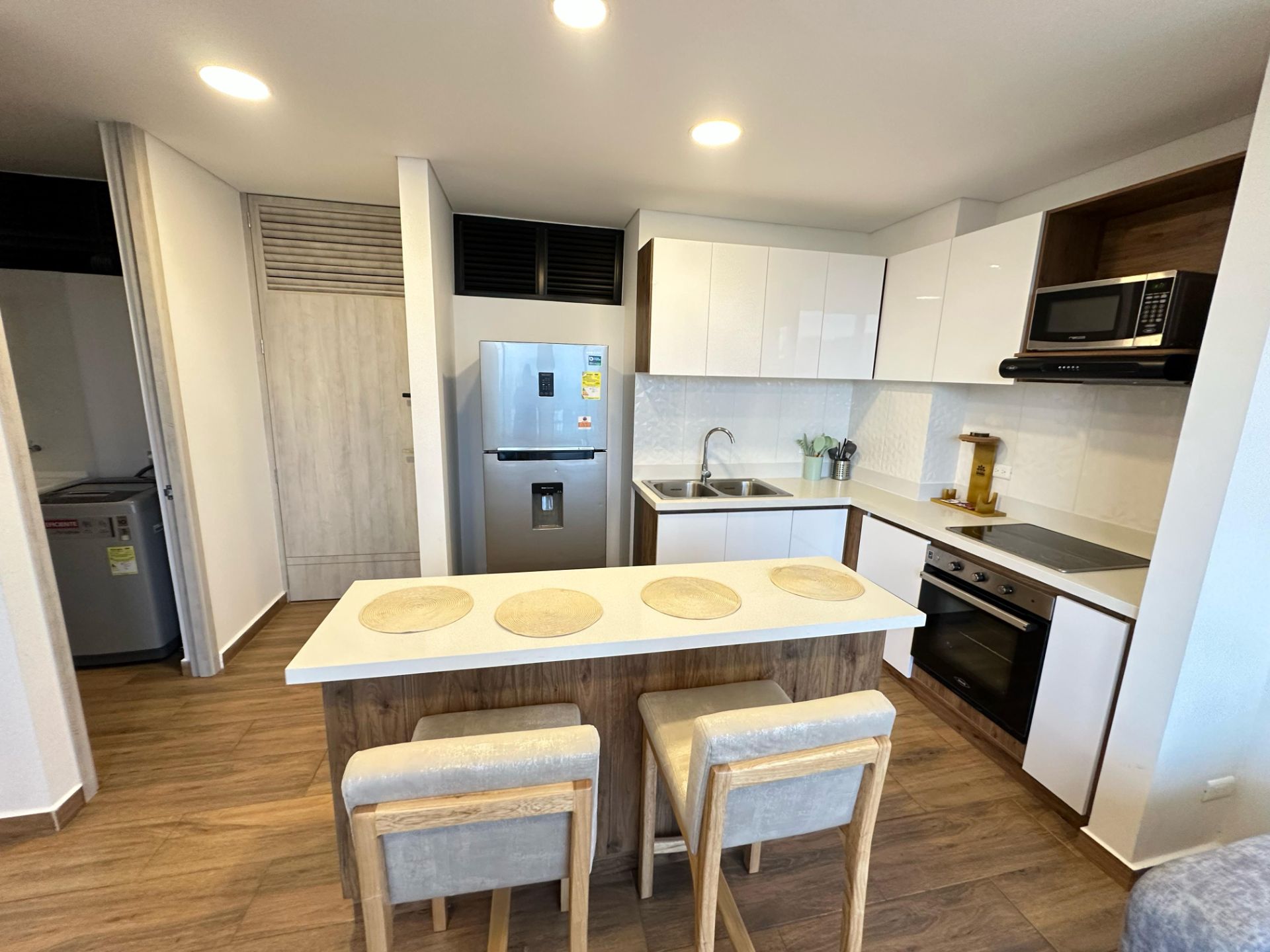 Hermoso apartaestudio amoblado en barrio laureles (8).jpg