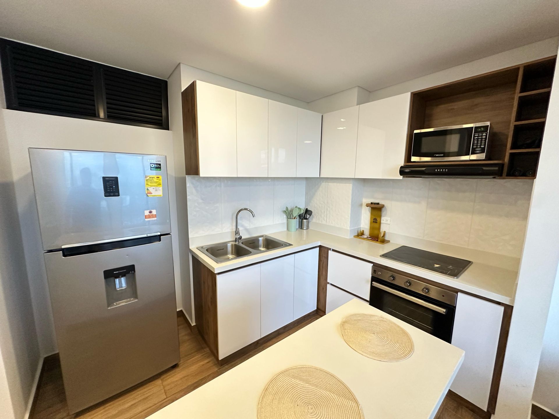 Hermoso apartaestudio amoblado en barrio laureles (15).jpg