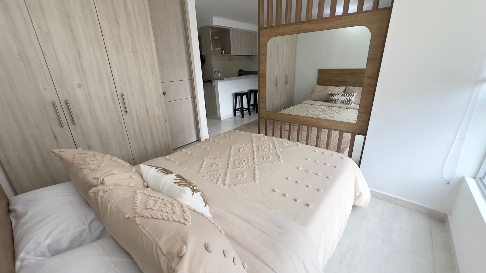 hermoso apartaestudio amoblado en av 19 norte alquiler por noches (48).jpg
