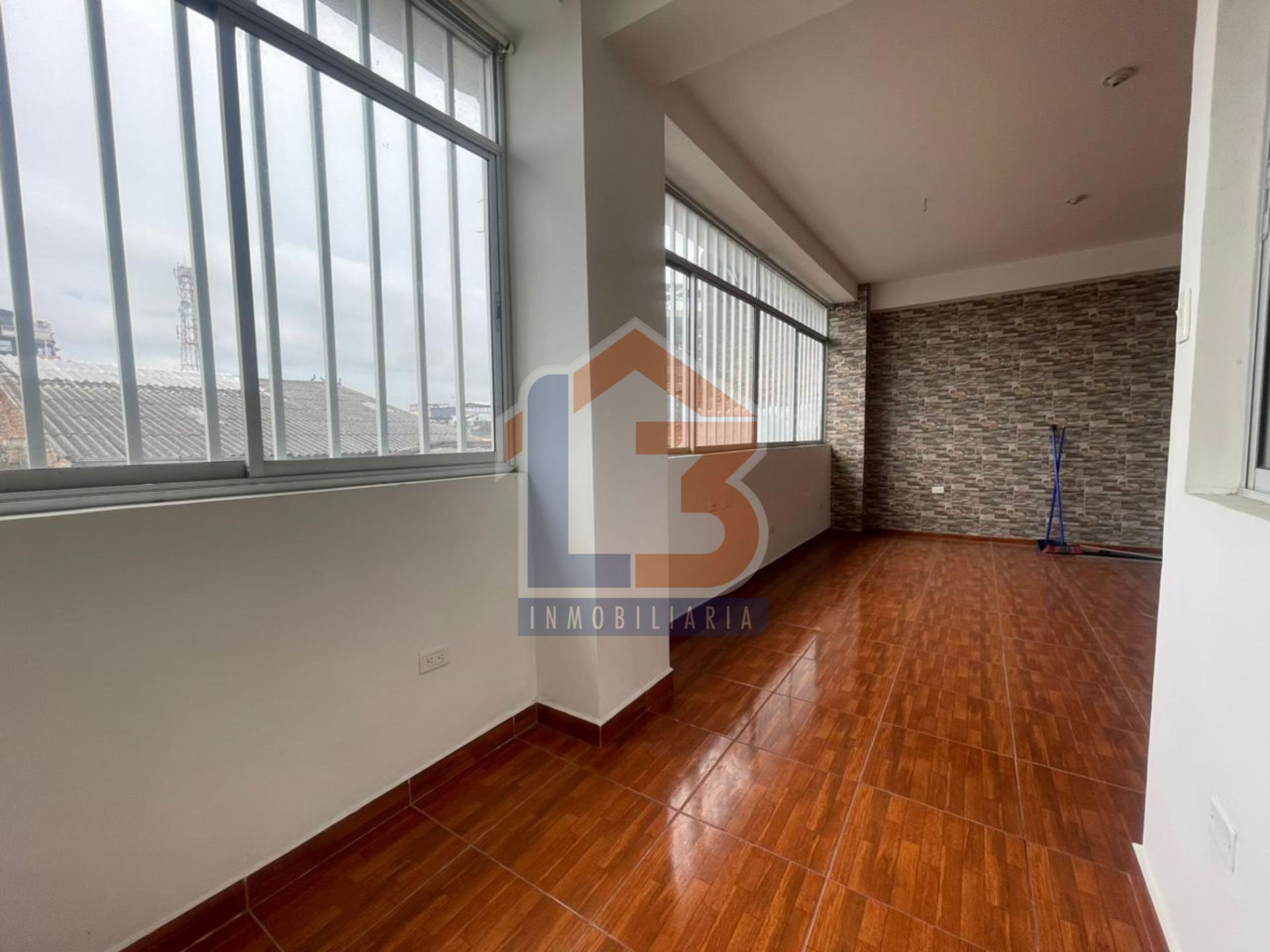 SE VENDEN OFICINAS EN EL CENTRO (25).jpg
