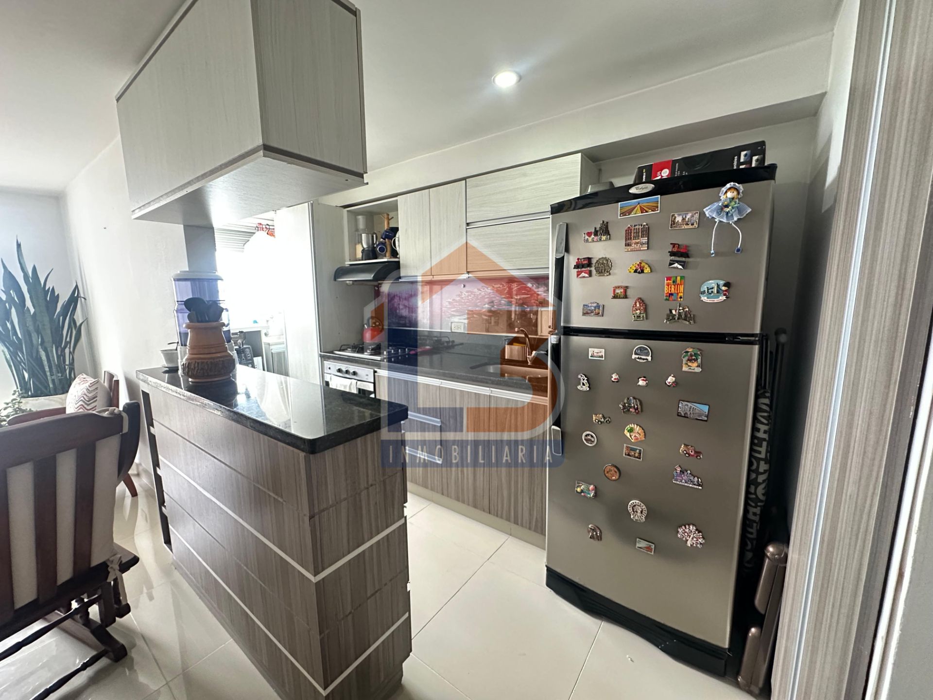 SE VENDE APTO EN LAURELES (8).jpg
