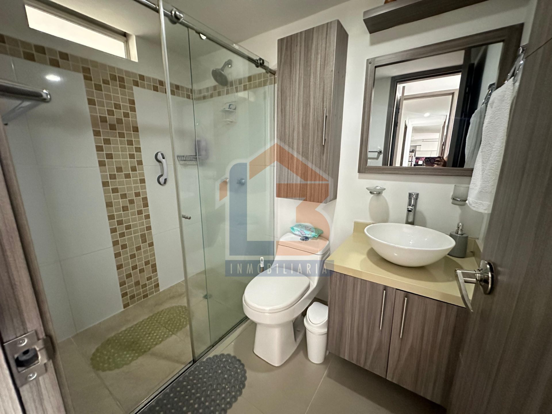 SE VENDE APTO EN LAURELES (17).jpg