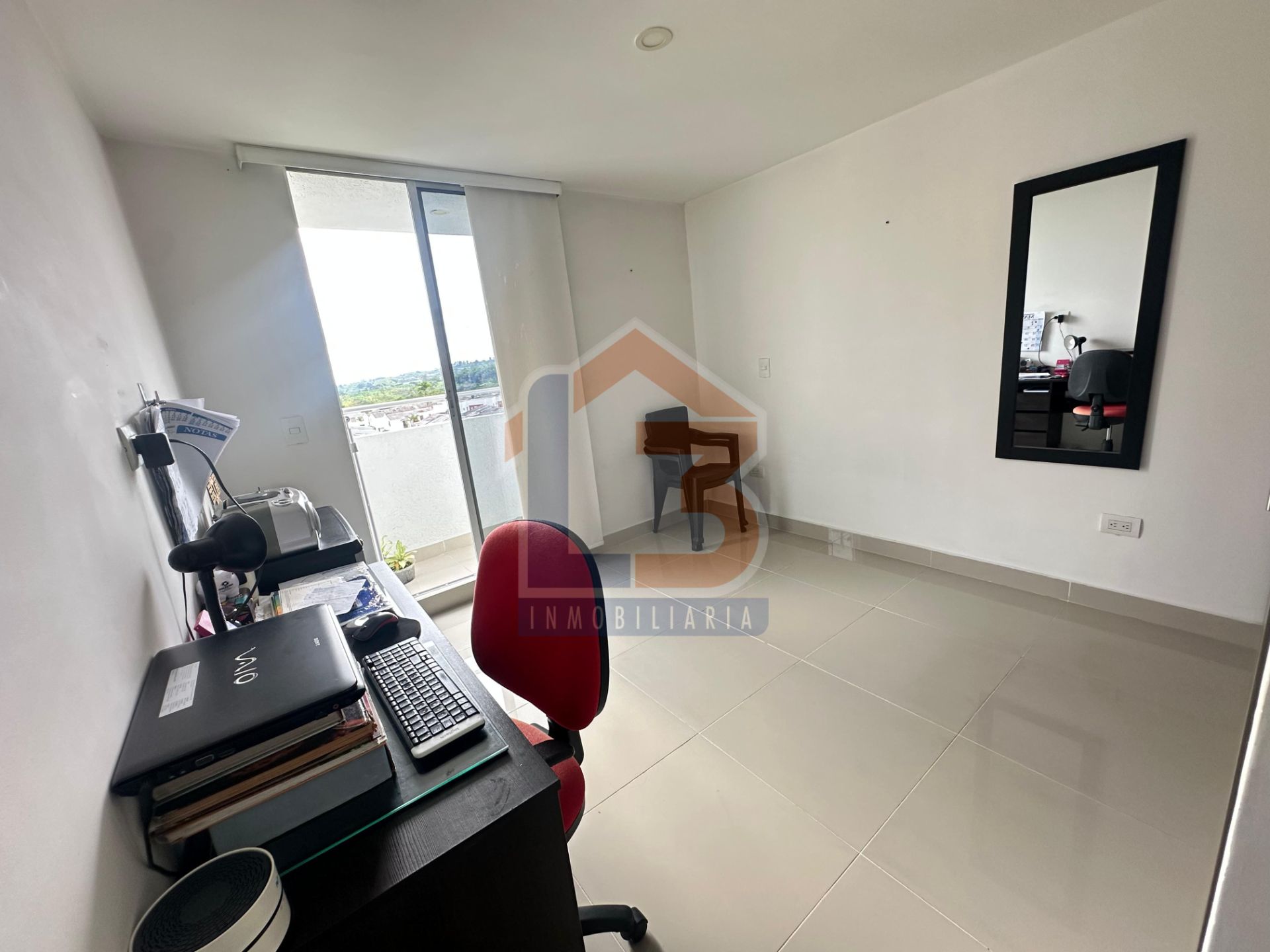SE VENDE APTO EN LAURELES (22).jpg