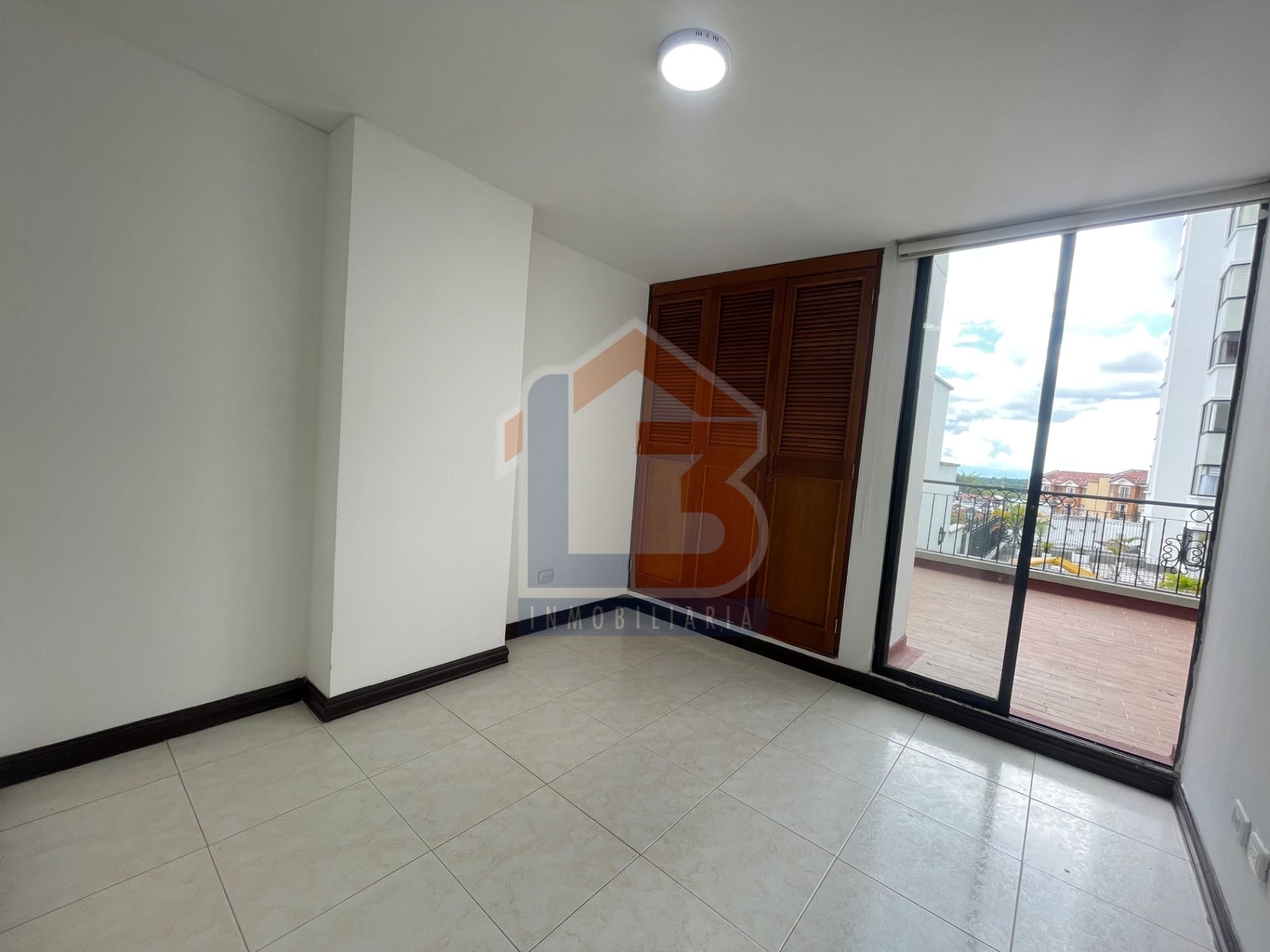 SE VENDE APARTEMENTO FUNDADORES 8..jpg