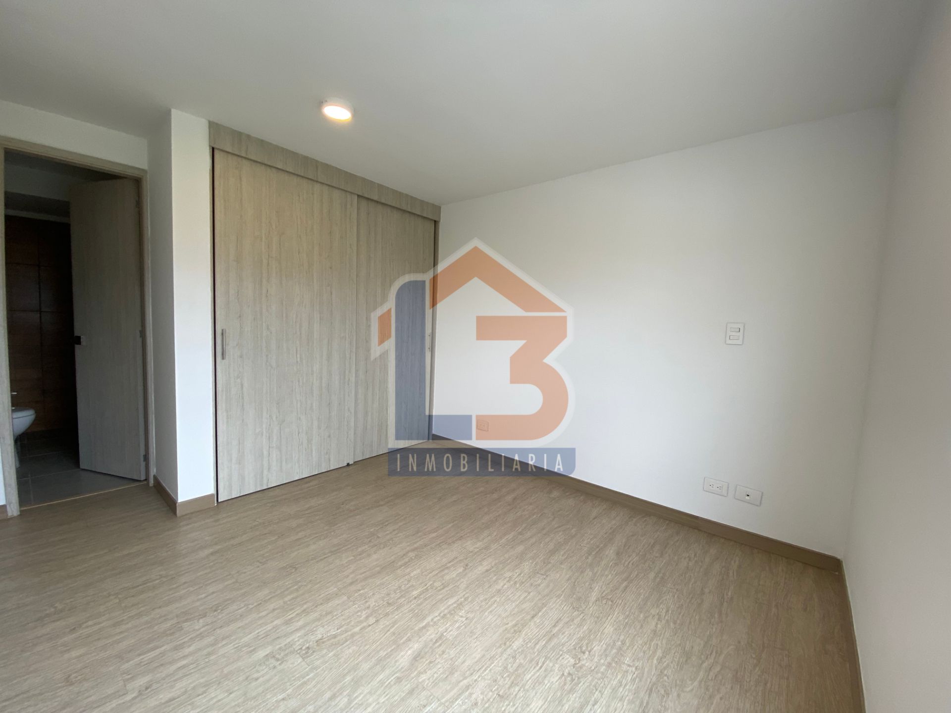 SE VENDE APTO AV 19 (6).jpg
