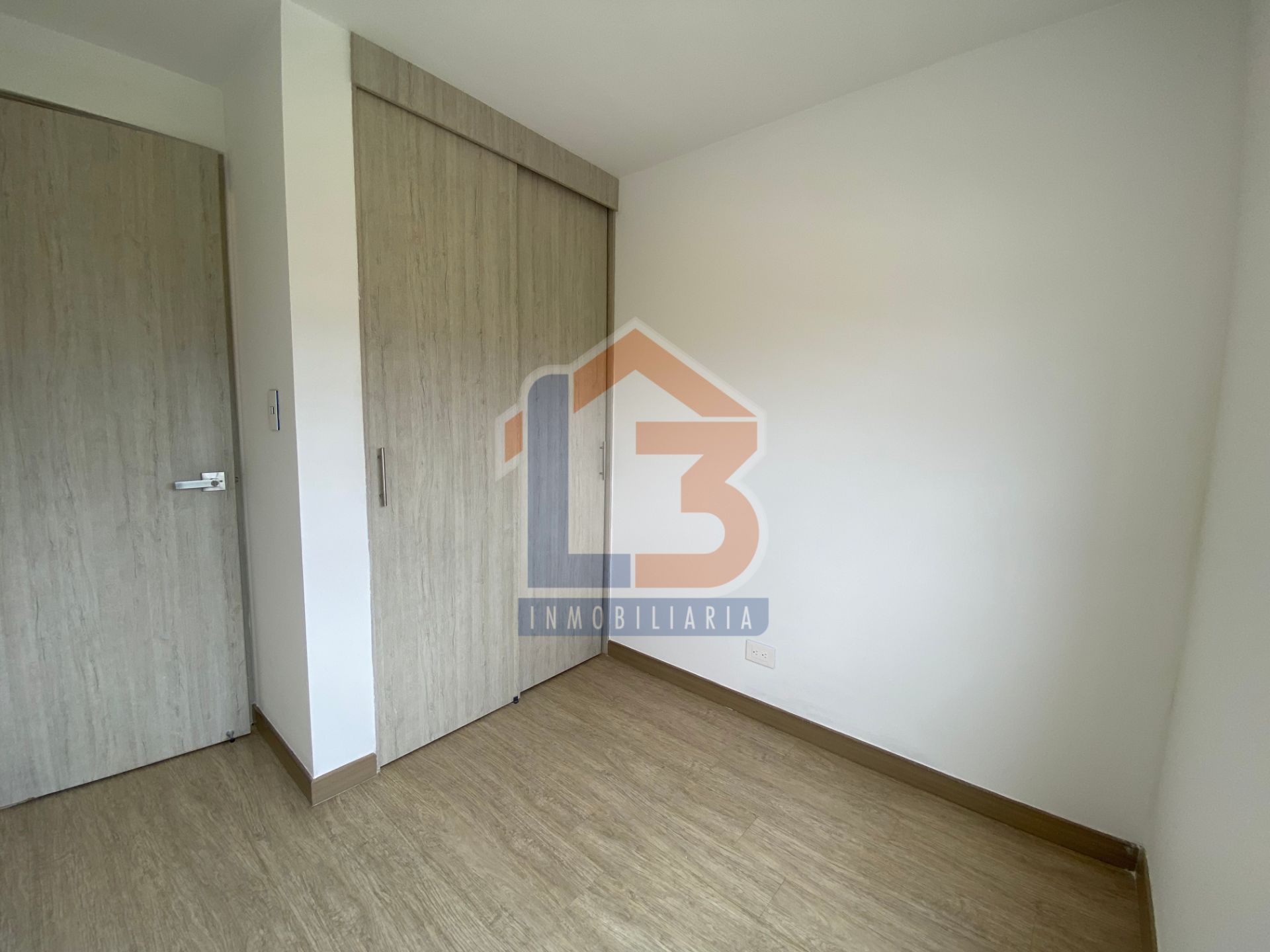 SE VENDE APTO AV 19 (11).jpg