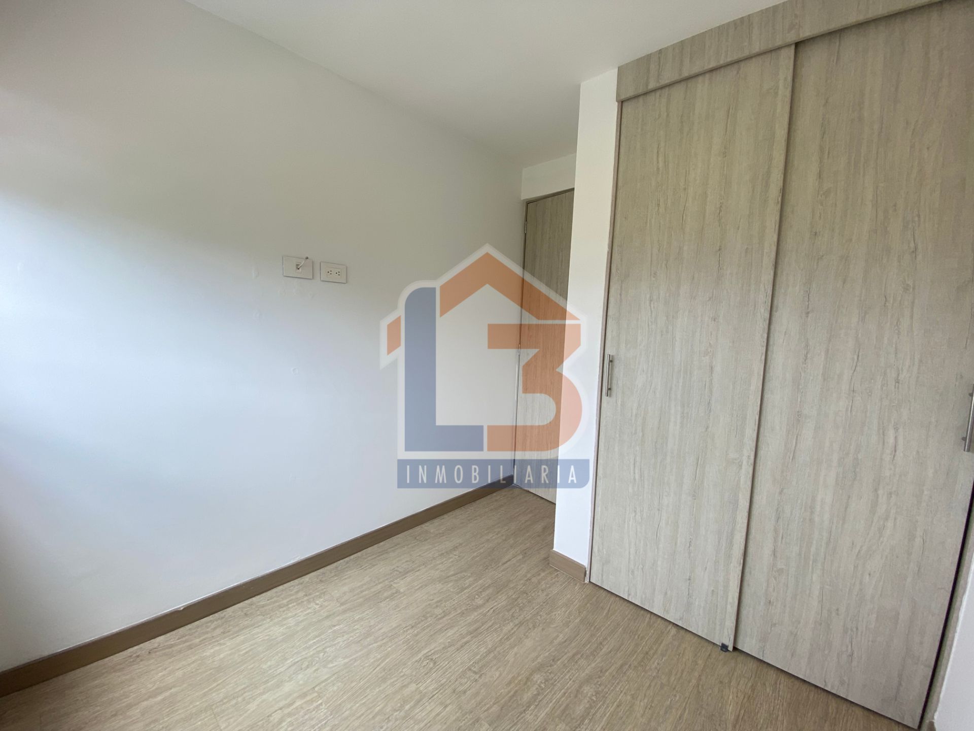 SE VENDE APTO AV 19 (12).jpg