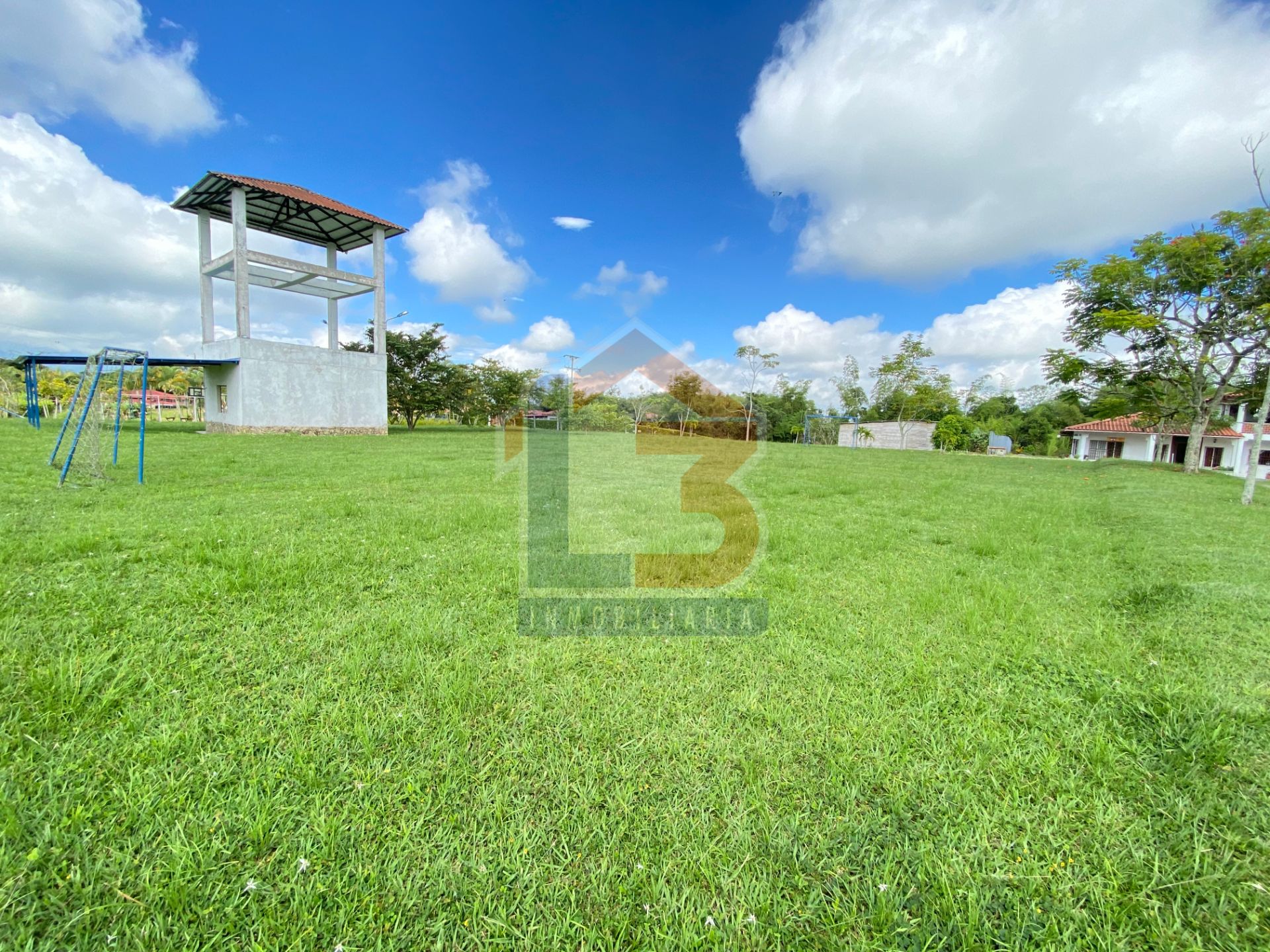 SE VENDE CASA CAMPESTRE VIA BARCELONA 44..jpg