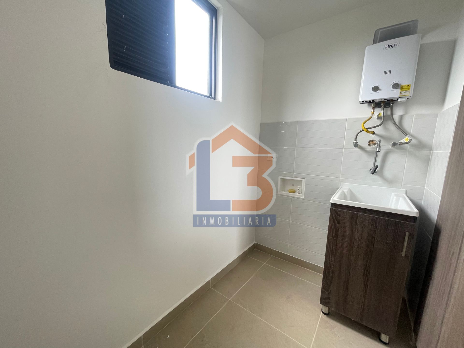 SE VENDE APTO AV 19  (26).jpg