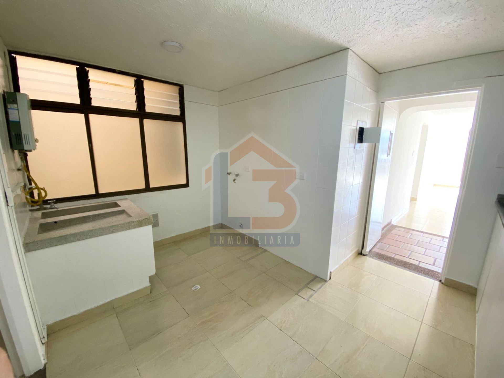 SE VENDE APTO EN LAURELES  (7).jpg