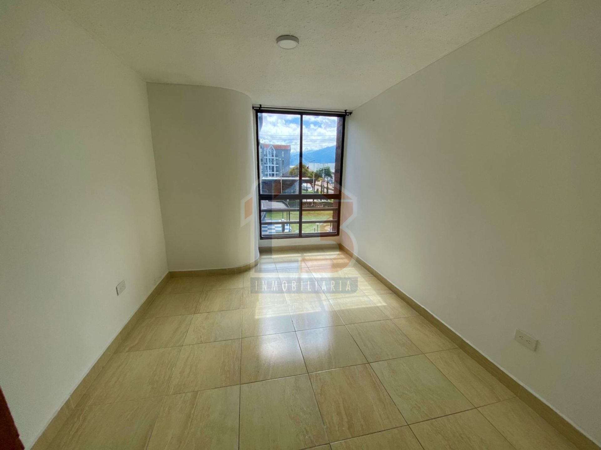 SE VENDE APTO EN LAURELES  (10).jpg