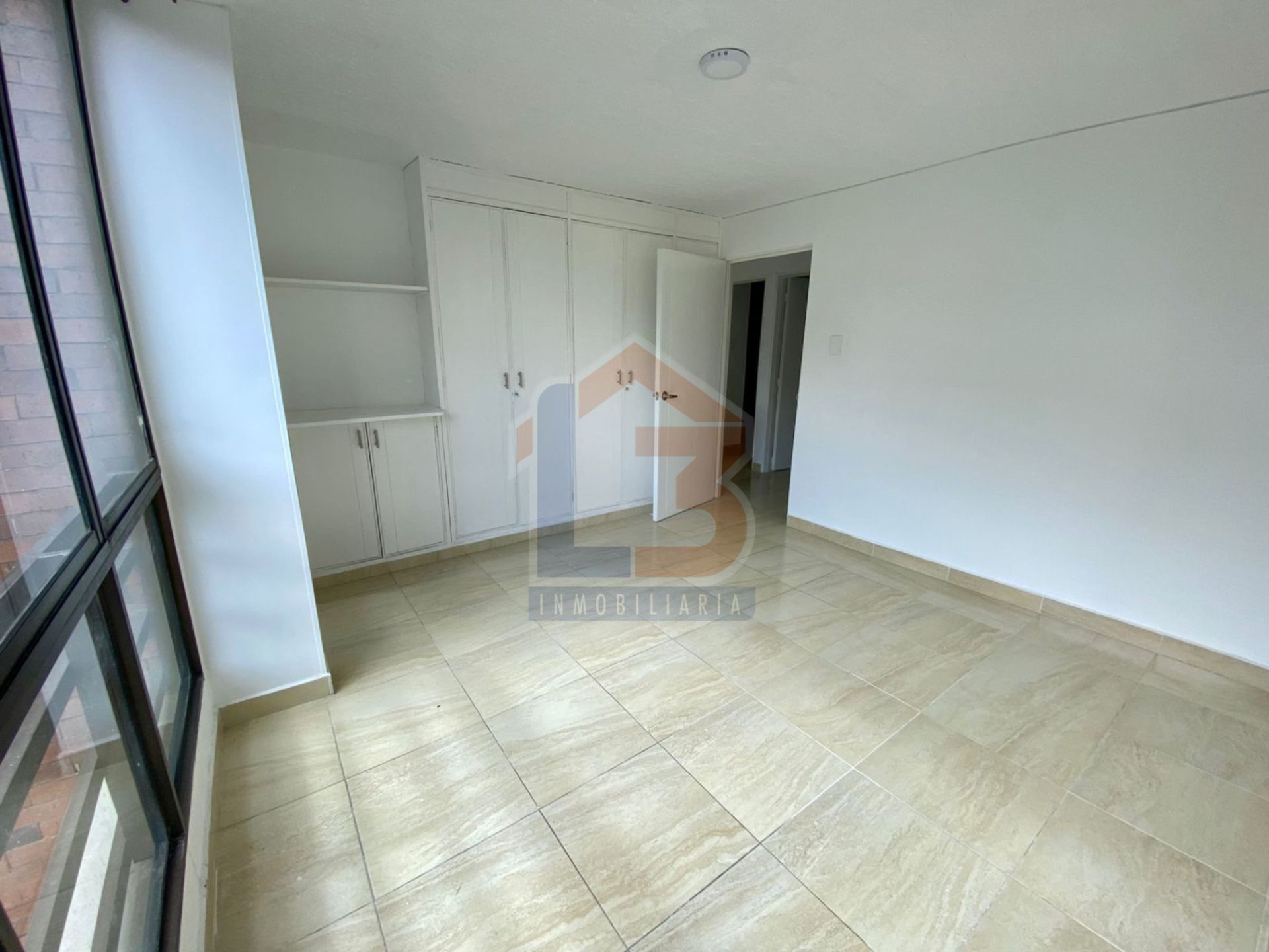 SE VENDE APTO EN LAURELES  (13).jpg