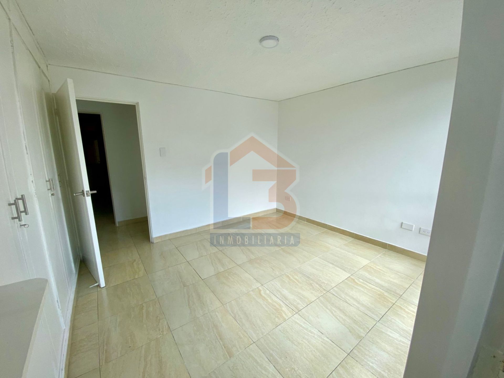 SE VENDE APTO EN LAURELES  (14).jpg