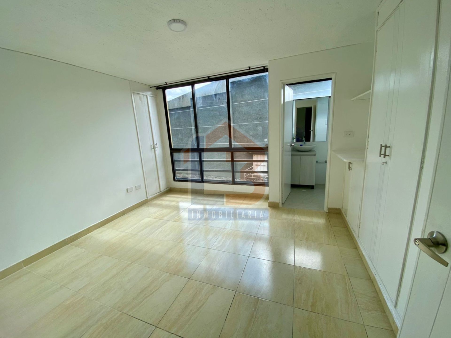 SE VENDE APTO EN LAURELES  (12).jpg