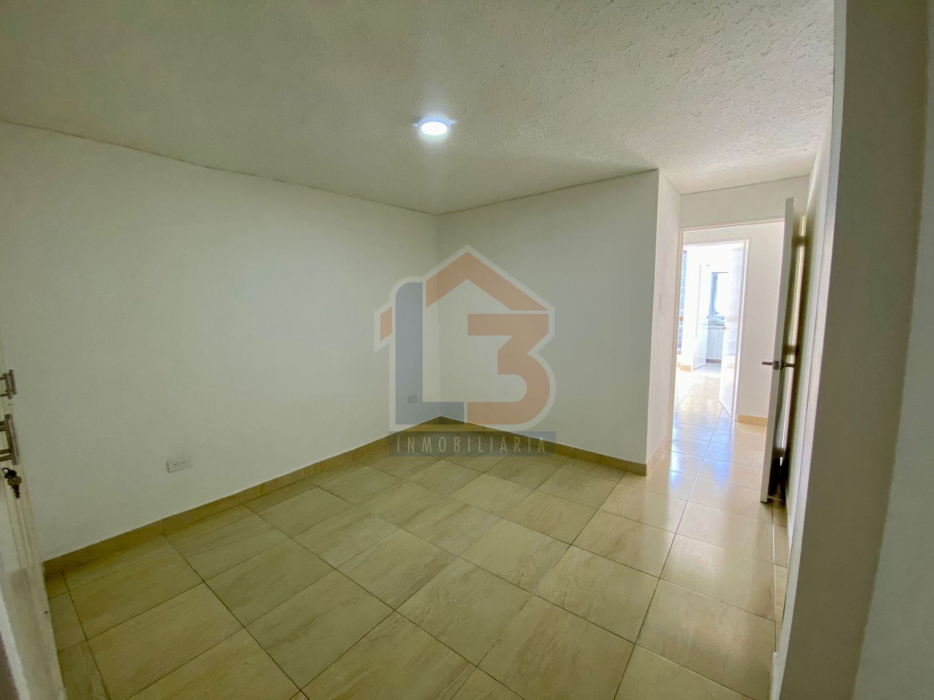 SE VENDE APTO EN LAURELES  (23).jpg
