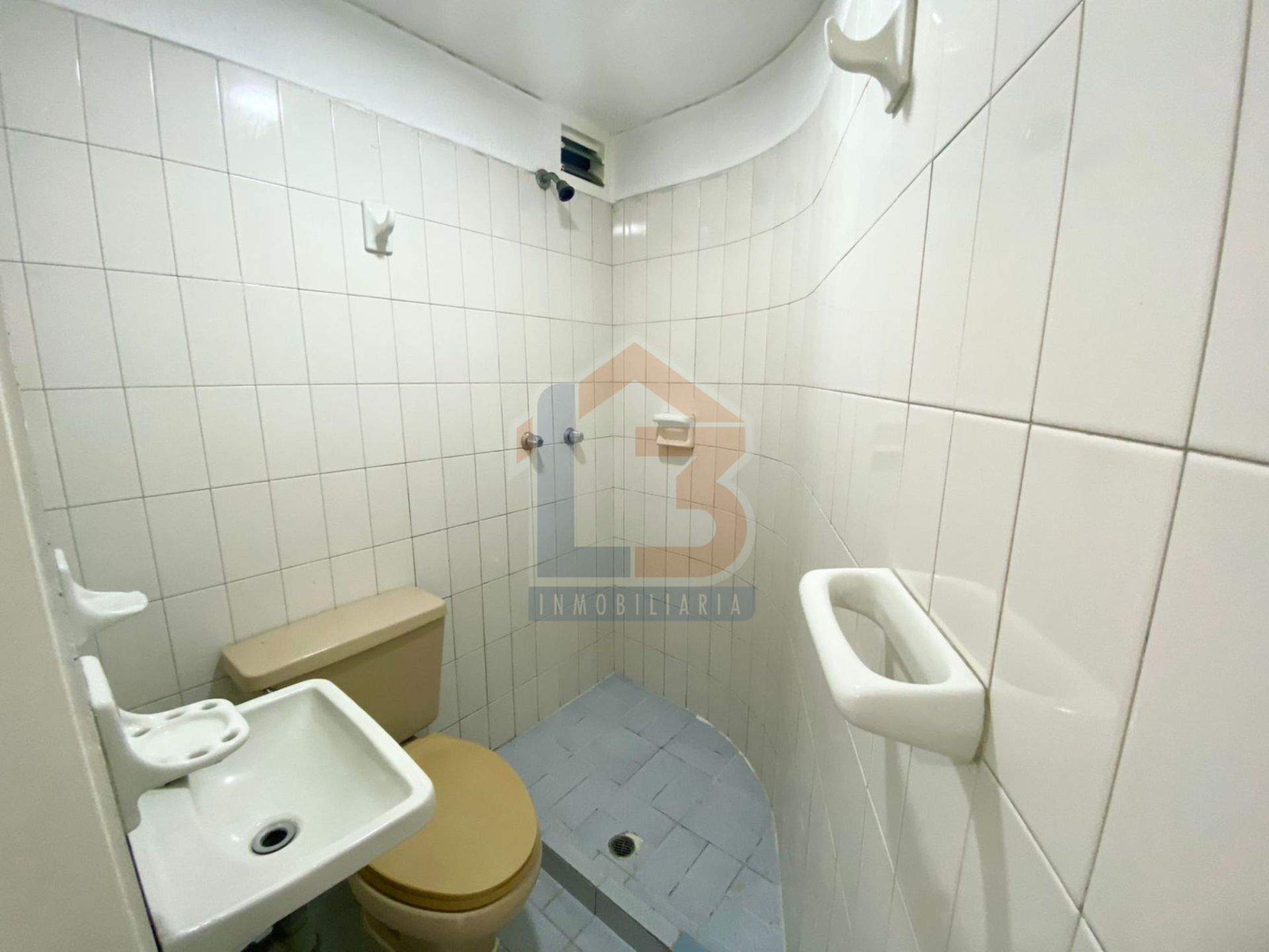 SE VENDE APTO EN LAURELES  (27).jpg