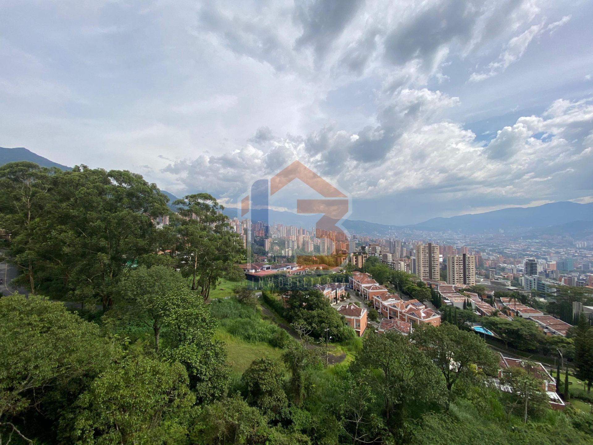 SE VENDE APTO EN EL POBLADO MEDELLIN  (5).jpg