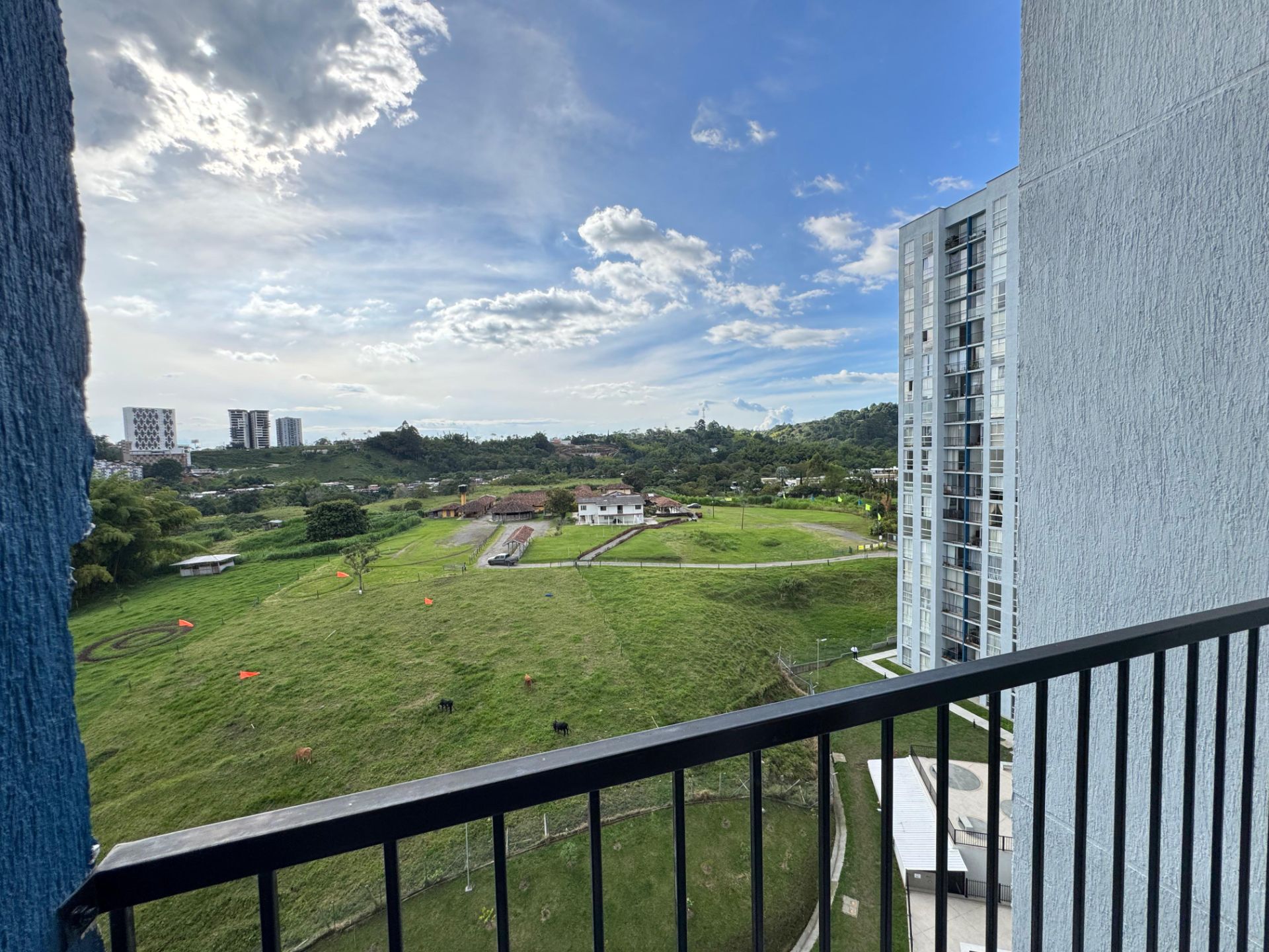 hermoso apartaestudio amoblado en av centenario  (14).jpg