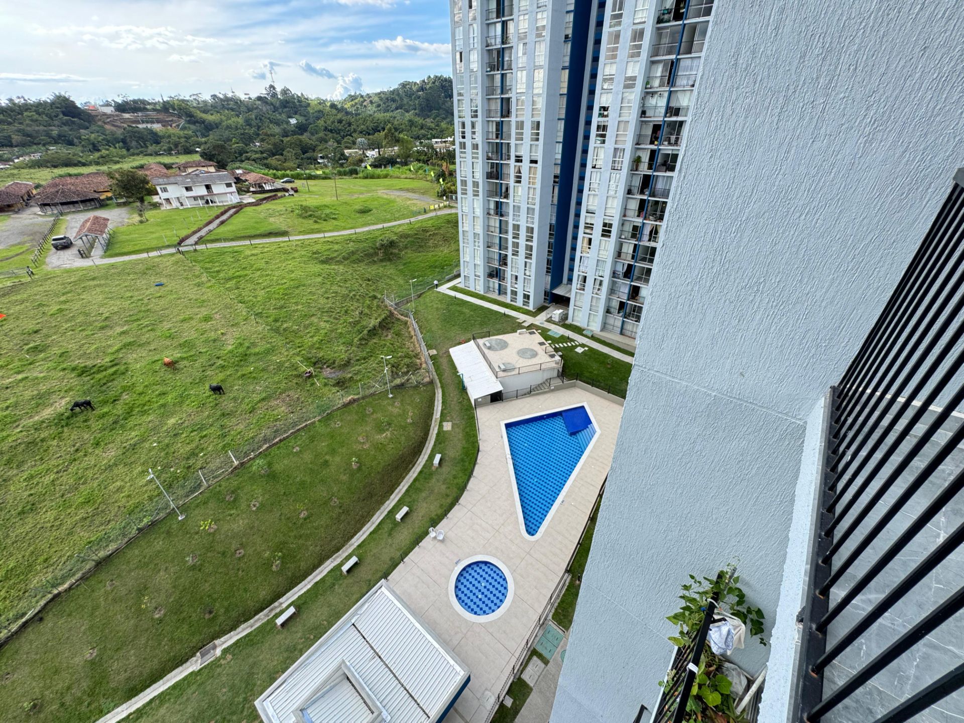 hermoso apartaestudio amoblado en av centenario  (12).jpg