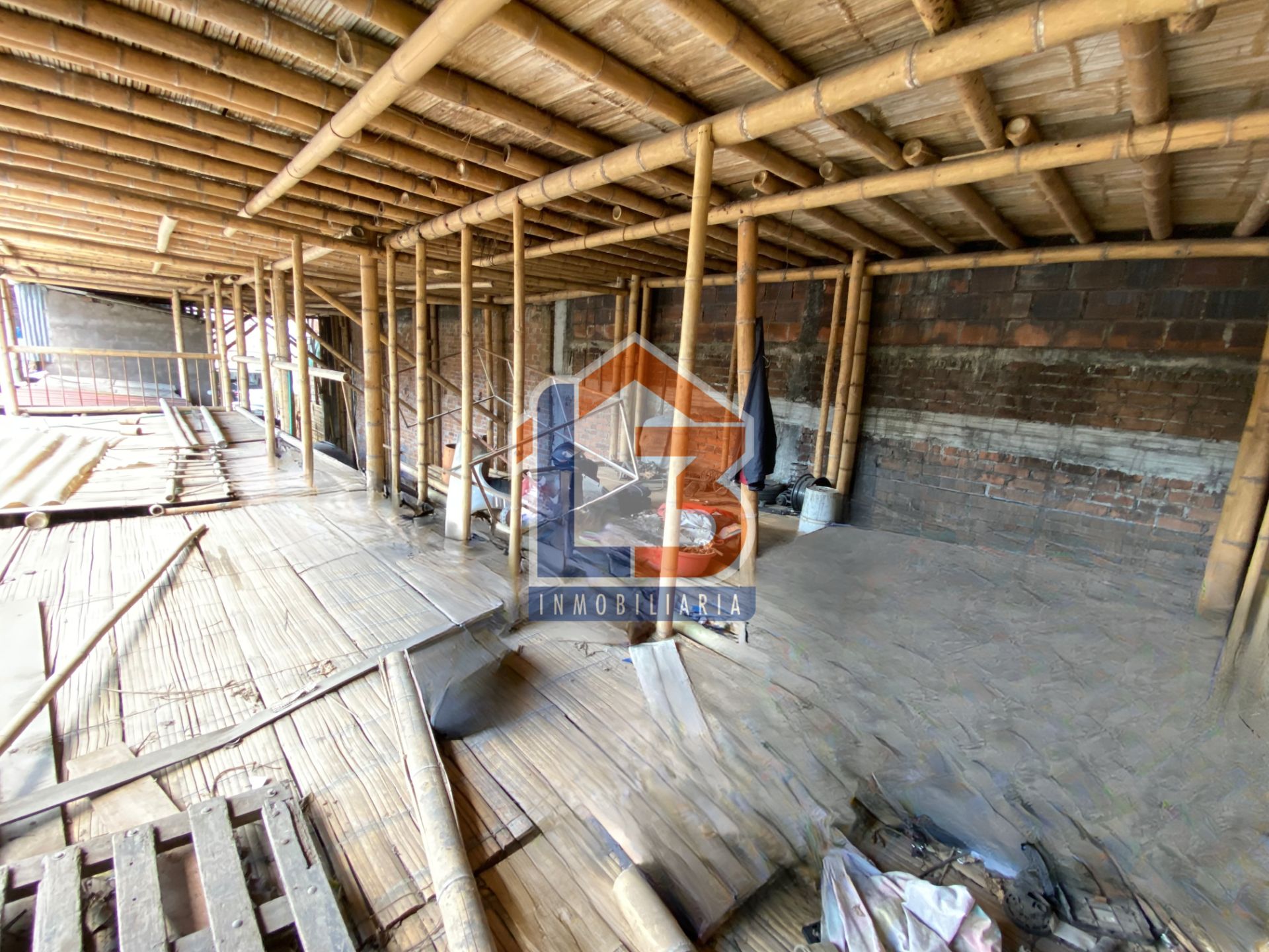 SE VENDE CASA LOTE AV LOS CAMELLOS (1).jpg