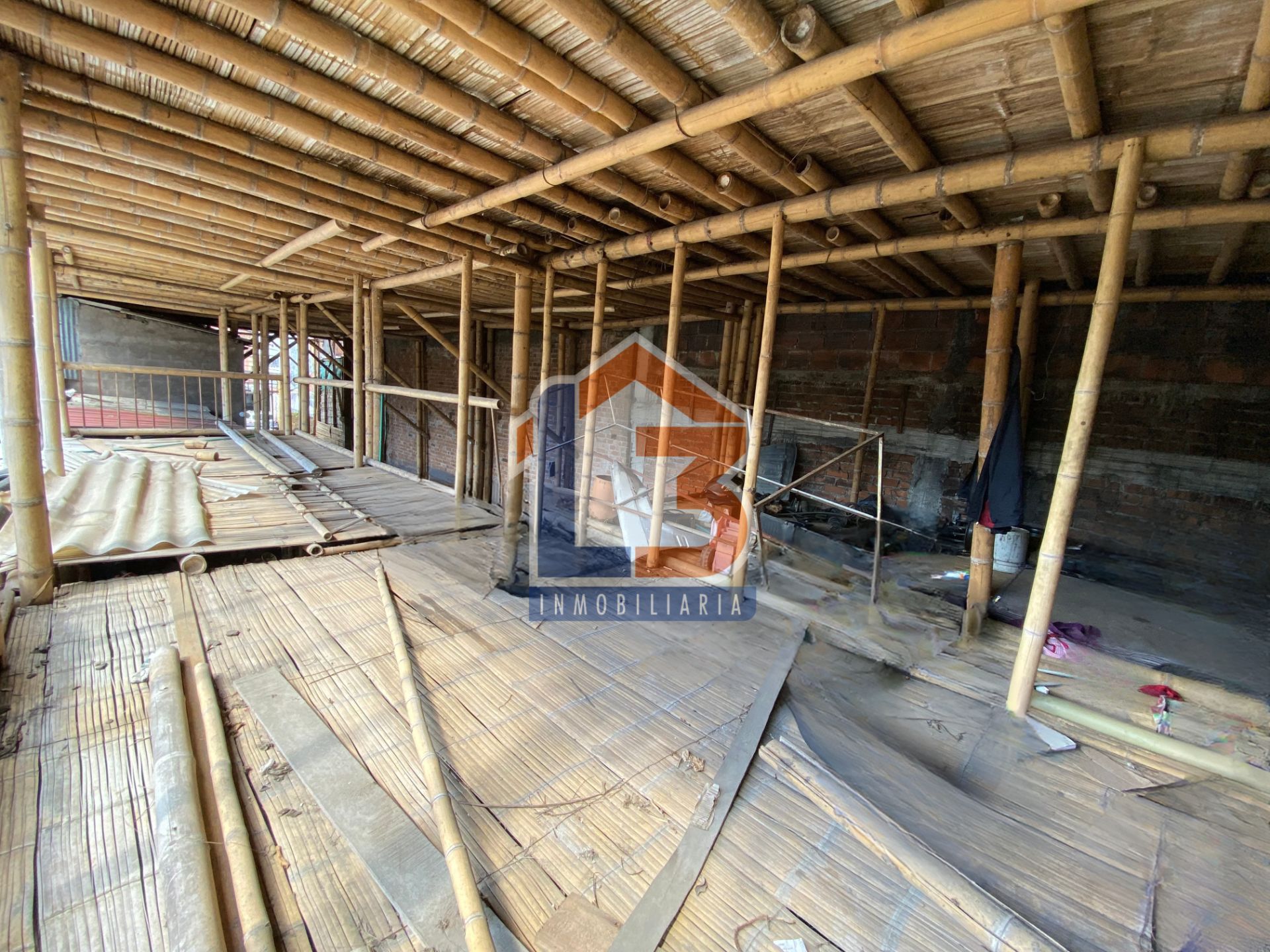 SE VENDE CASA LOTE AV LOS CAMELLOS (2).jpg