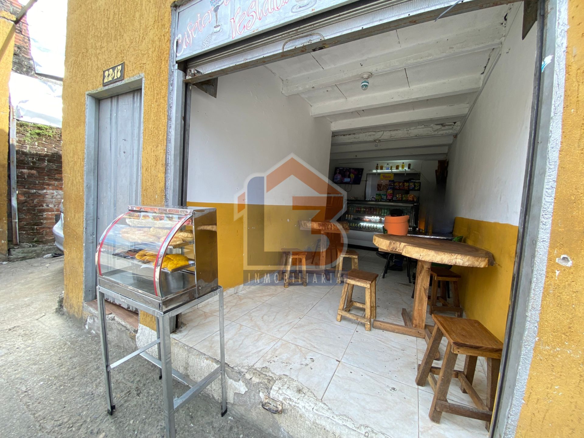 SE VENDE CASA LOTE AV LOS CAMELLOS (14).jpg