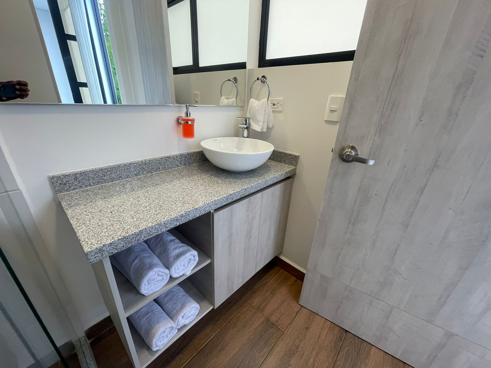 Hermoso apartaestudio Laureles  (9).jpg