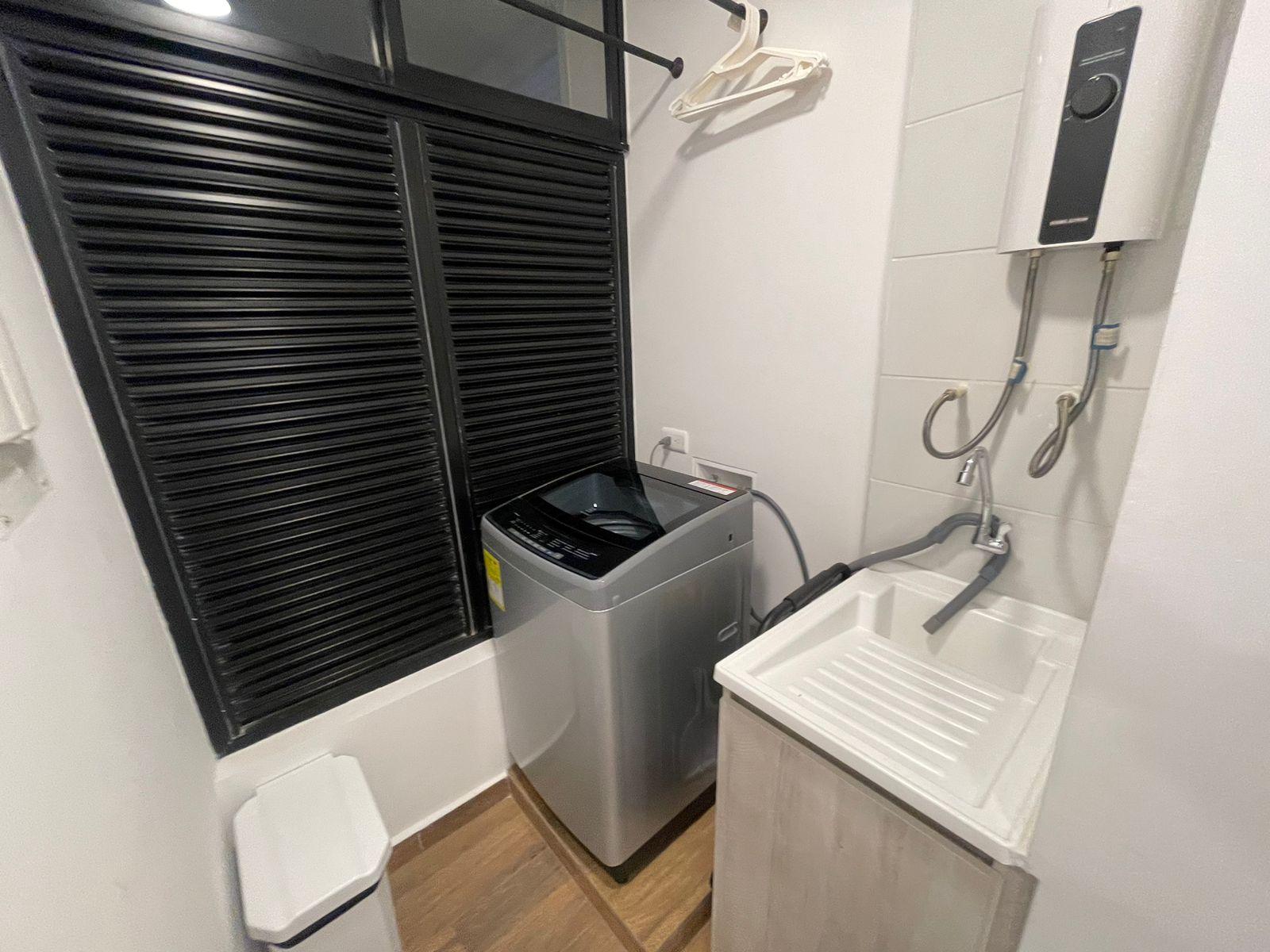 Hermoso apartaestudio Laureles  (18).jpg