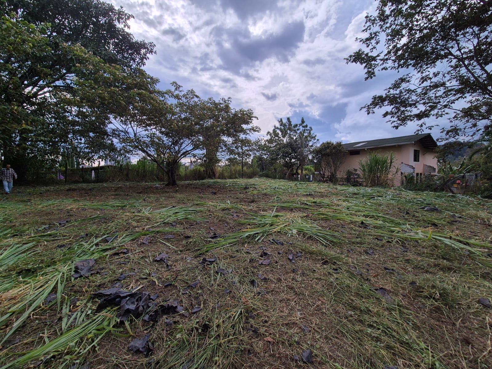 SE VENDE LOTE EN AV. CENTENARIO 1..jpg