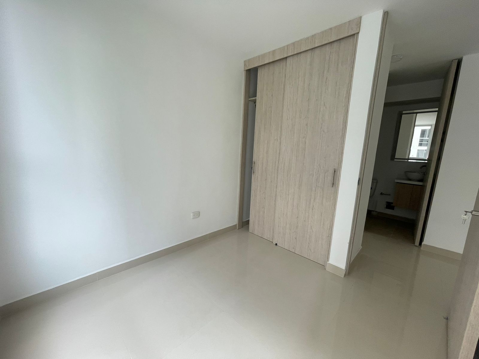SE VENDE APTO EN MEDITERRANEO 21..jpg