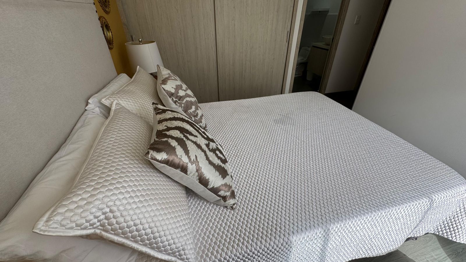 HERMOSO APARTAMENTO AL NORTE DE LA CIUDAD POR MENSUALIDAD  (58).jpg