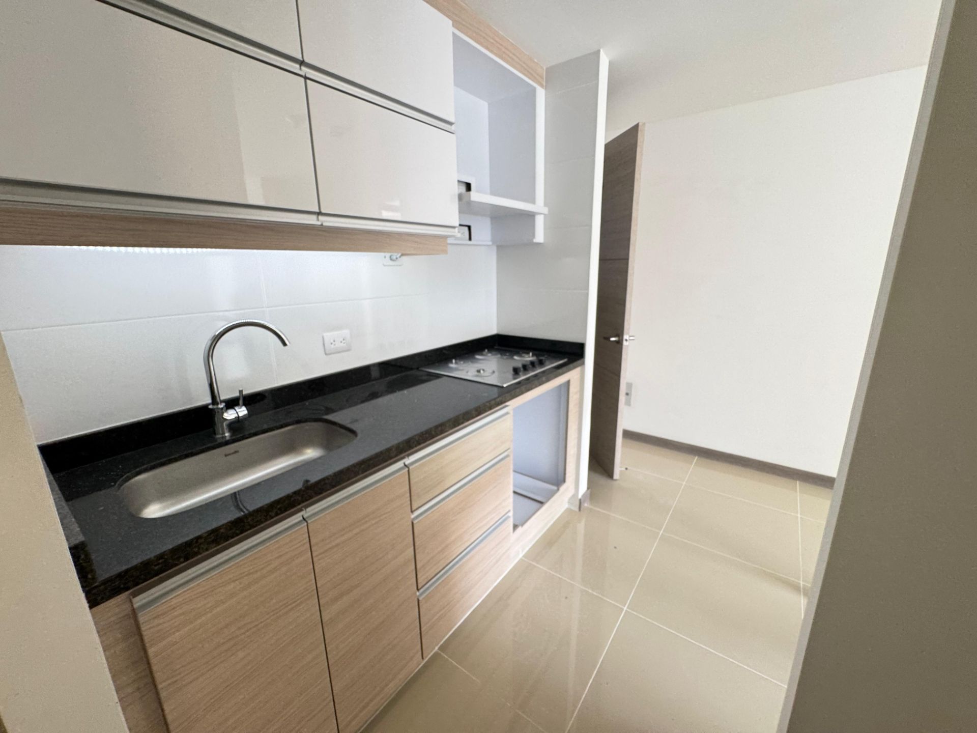 SE VENDE APTO EN HACIENDA EL CORTIJO IM.  6..jpg