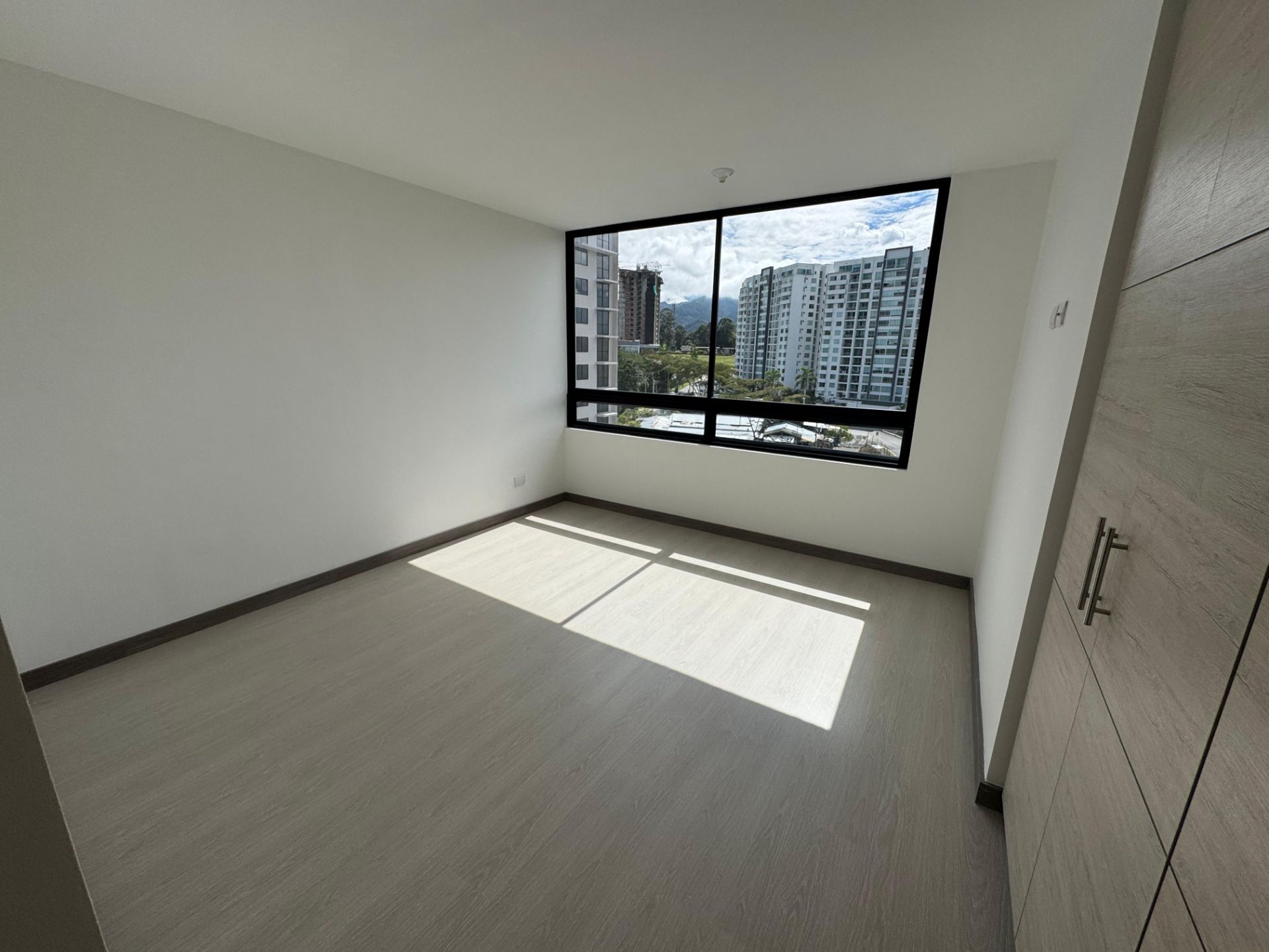 SE VENDE APTO EN HACIENDA EL CORTIJO IM.  12..jpg