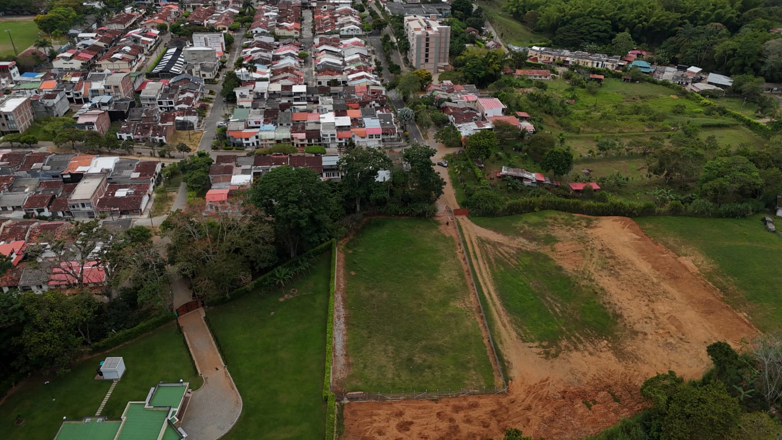 SE VENDE LOTE EN CAICEDONIA (5).jpg