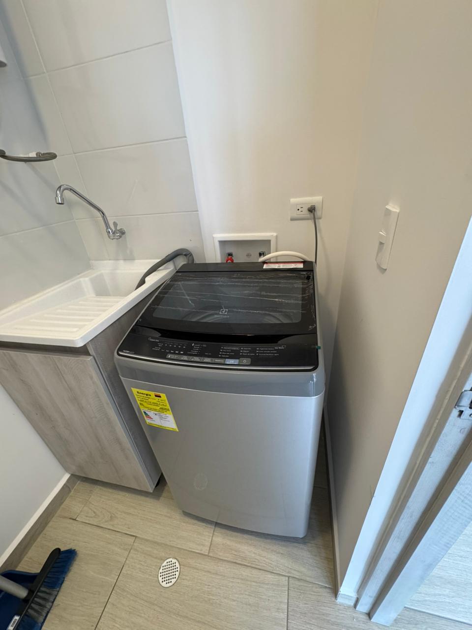 HERMOSO APARTAMENTO EN EL SECTOR DE LAURELES (6).jpg