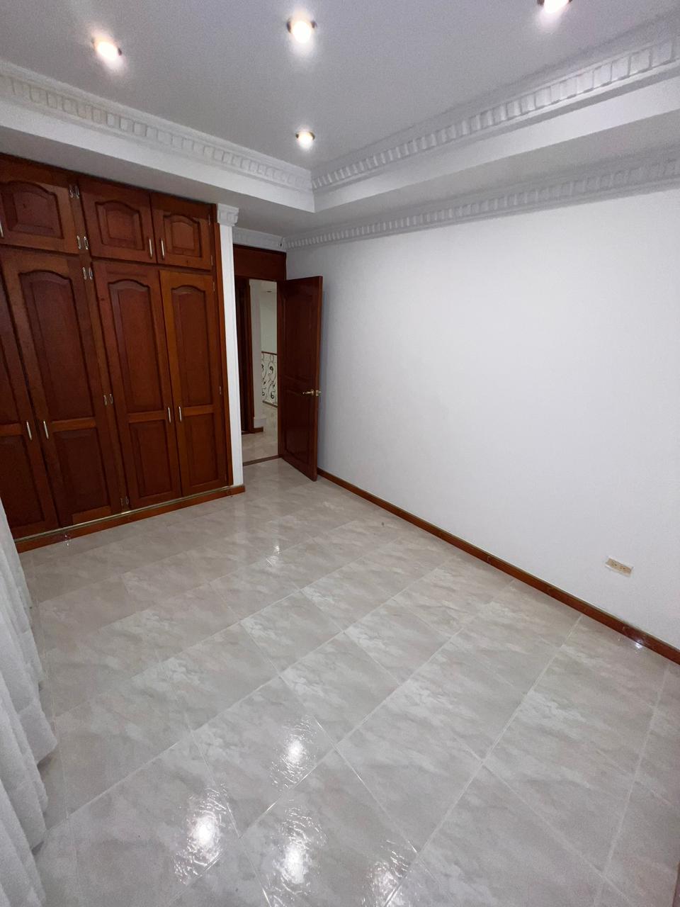 14. Se arrienda casa Av Bolivar norte 37 N (10).jpeg