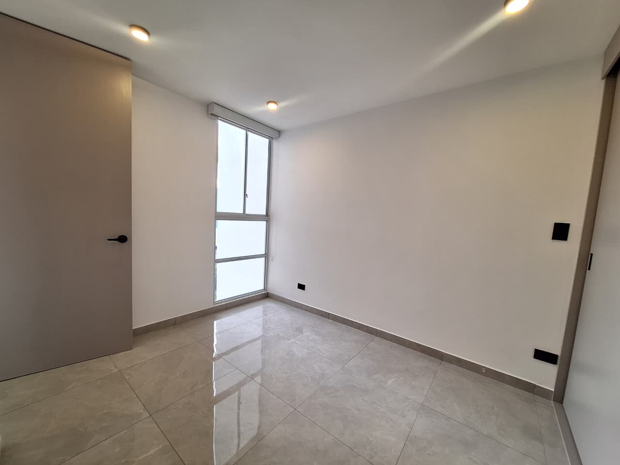 SE ALQUILA APTO EN AV 19 NORTE 12..jpg