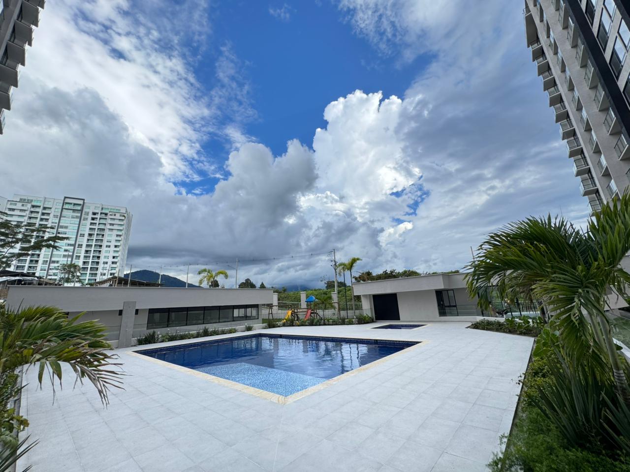 SE VENDE Y SE ALQUILA  25..jpg